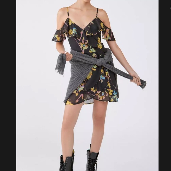 Urban Outfitters Dress Black Floral Teyanna Cold Shoulder Mini Dress Sz 1X EUC - Picture 2 of 8